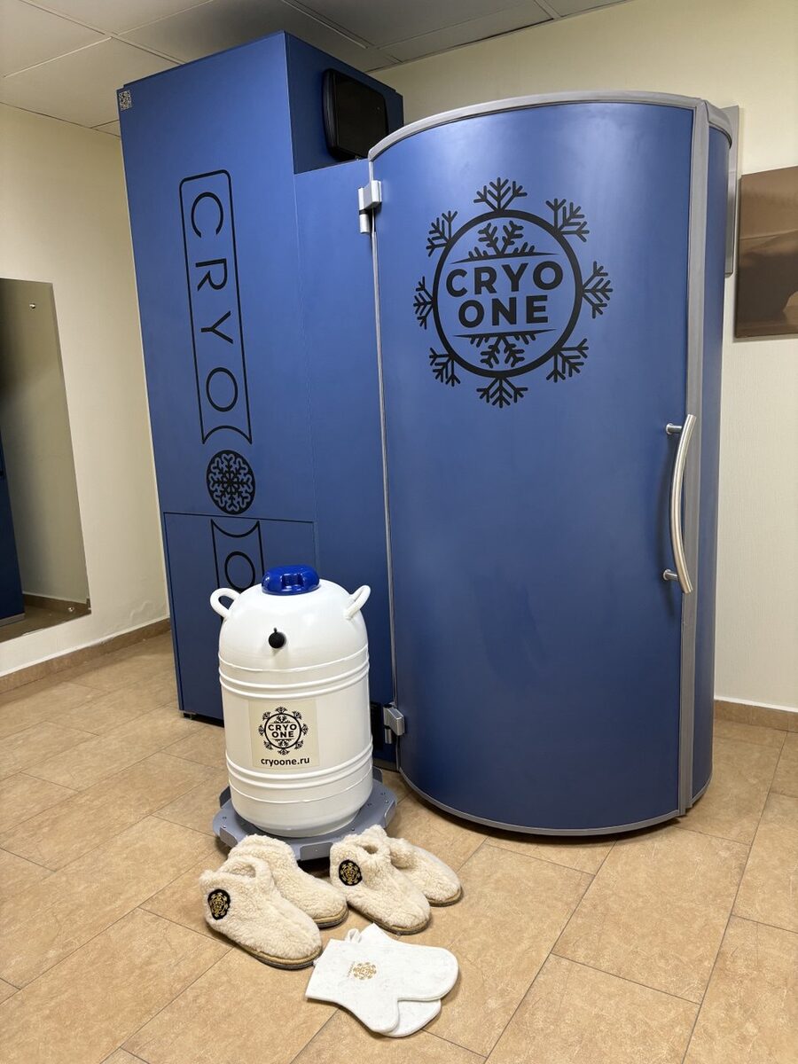 Азотная криокапсула CryoOne с сосудом Дьюара в процедурном кабинете