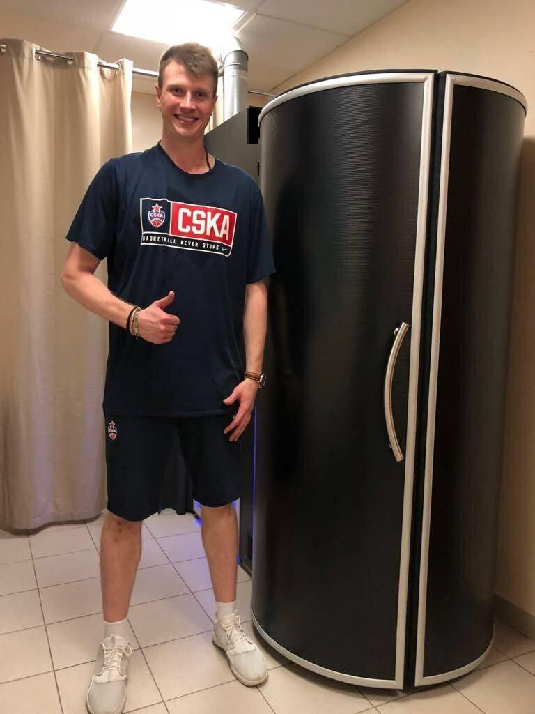 Клиент рядом с криокапсулой CryoOne после сеанса