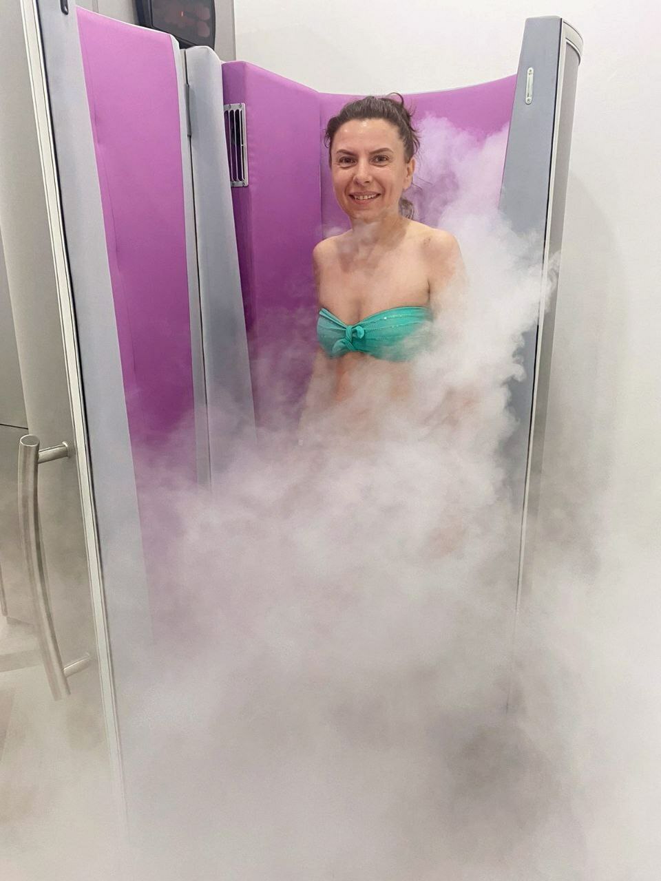 Клиентка во время сеанса общего криовоздействия в криокапсуле CryoOne