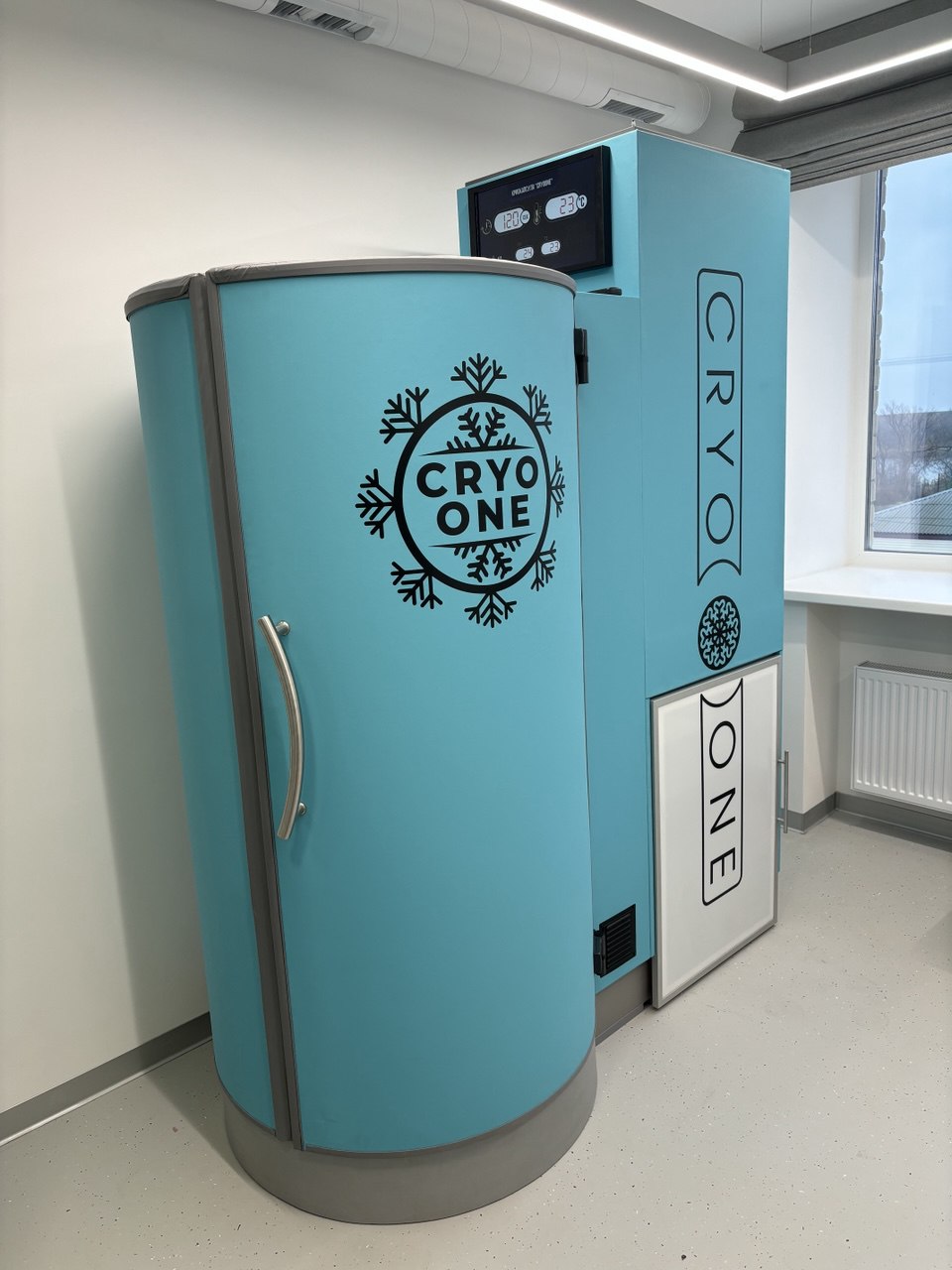 Криокапсула CryoOne в светлом интерьере студии
