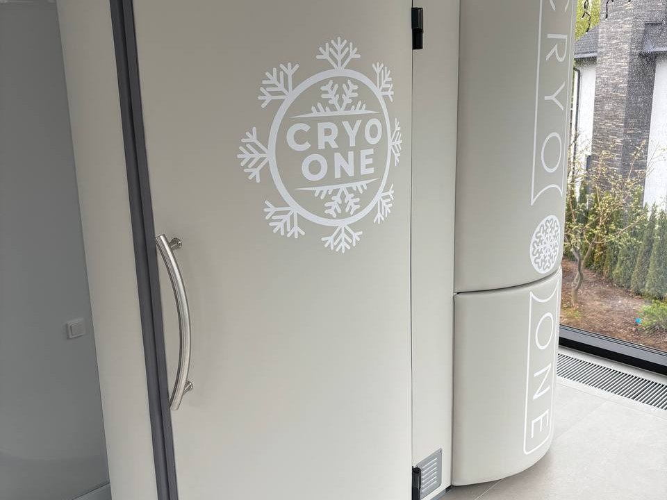 Белая криокапсула CryoOne в стеклянной галерее