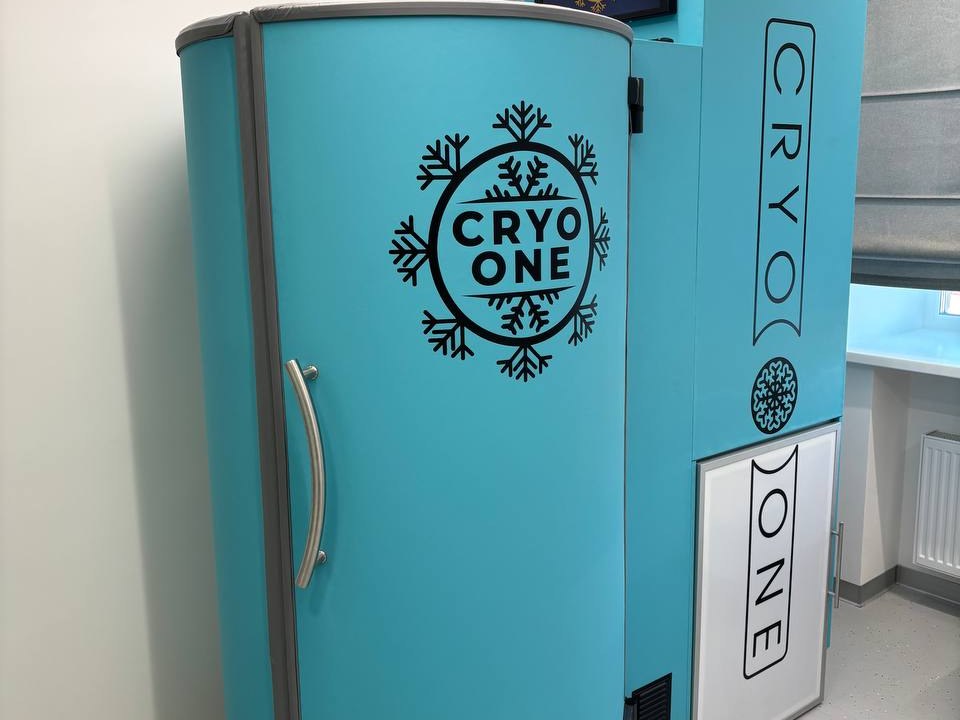 Криокапсула CryoOne с дисплеем режима и времени процедуры в кабинете клиники