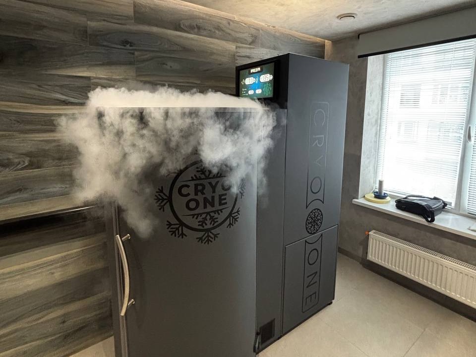 Криокапсула CryoOne в графитовом корпусе во время рабочего режима — над кабиной азотный пар