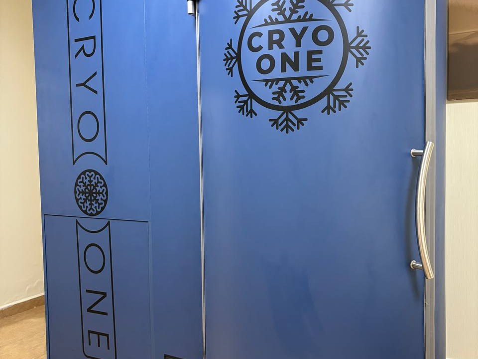 Криокапсула CryoOne в синем корпусе, готовая к потоку клиентов