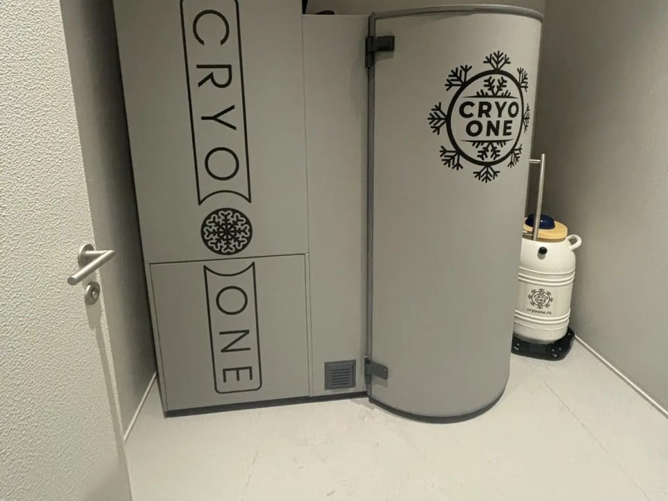 Одноместная криокапсула CryoOne в кабинете криостудии, Калининград
