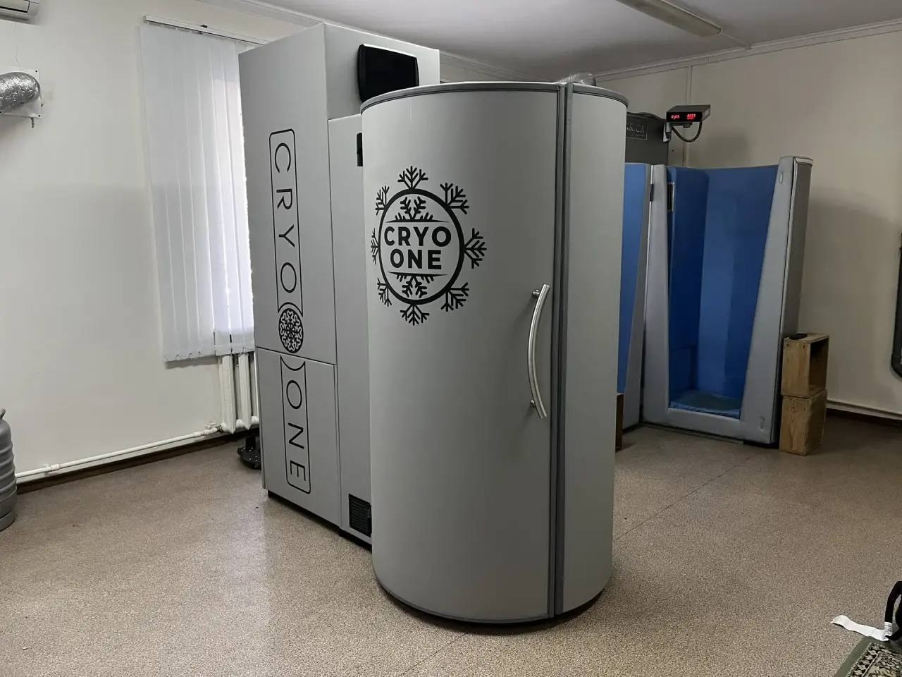 Две криокапсулы CryoOne в зале центра медицинской реабилитации, Оренбургская область