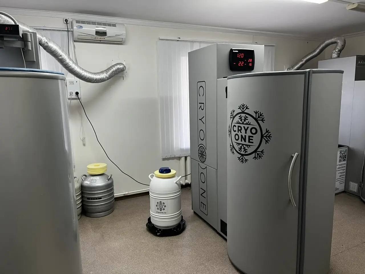 Криокапсулы CryoOne и сосуды Дьюара в процедурном зале центра реабилитации, Оренбургская область