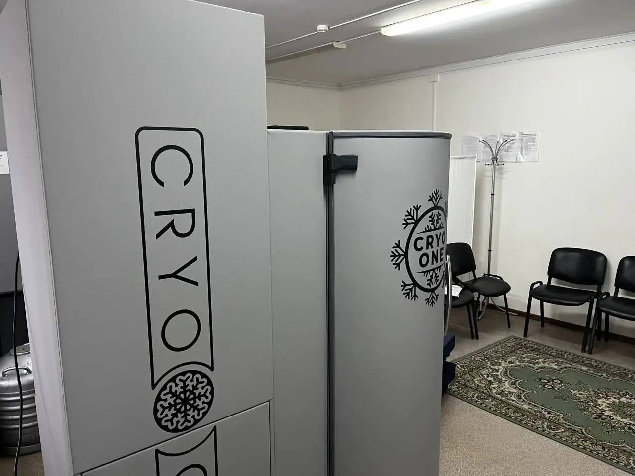 Криокапсула CryoOne и стулья в помещении